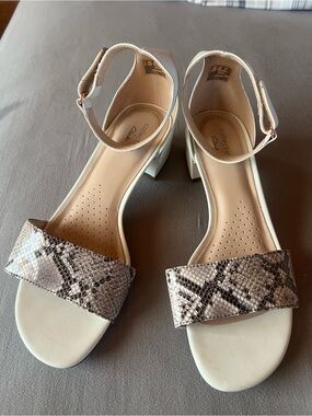 Clarks Collection Ultimate Comfort Women’s Size 8, Velcro Closure, good cond.